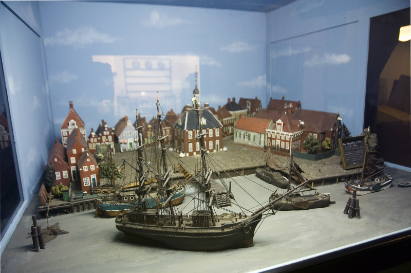 Museum: Modell eines historischen Hafens mit Segelschiffen, umgeben von Giebelhäusern und einer Stadtansicht.