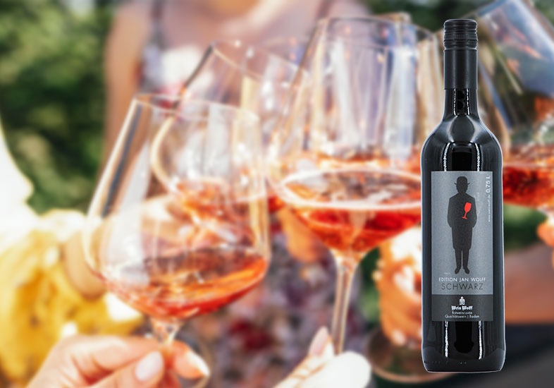 Flasche Wein vor einem Hintergrund mit Weingläsern