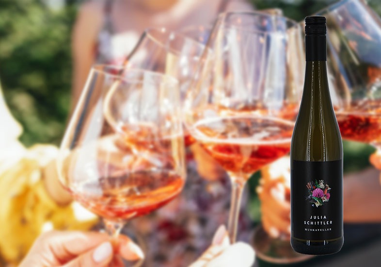 Flasche Wein vor einem Hintergrund mit Weingläsern