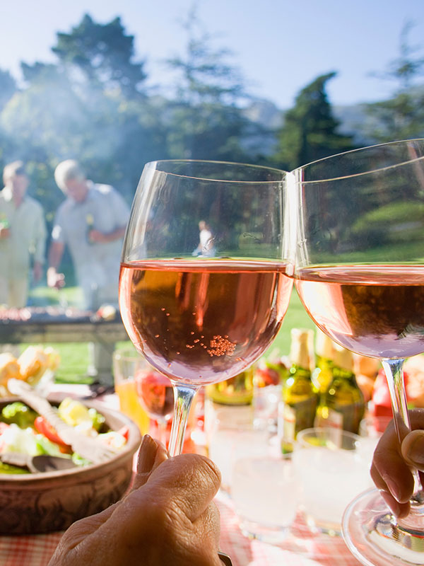 Ein Glas Weißwein mit Blüten im Hintergrund
