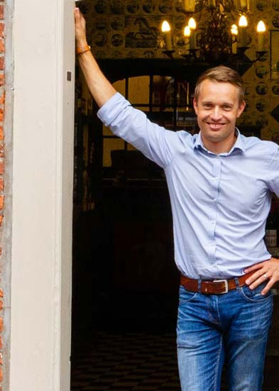 Jan Wolff vor dem Eingang vom Haus Samson