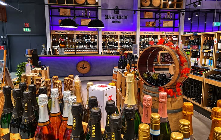 Innenraum einer Filiale mit gefüllten Weinregalen