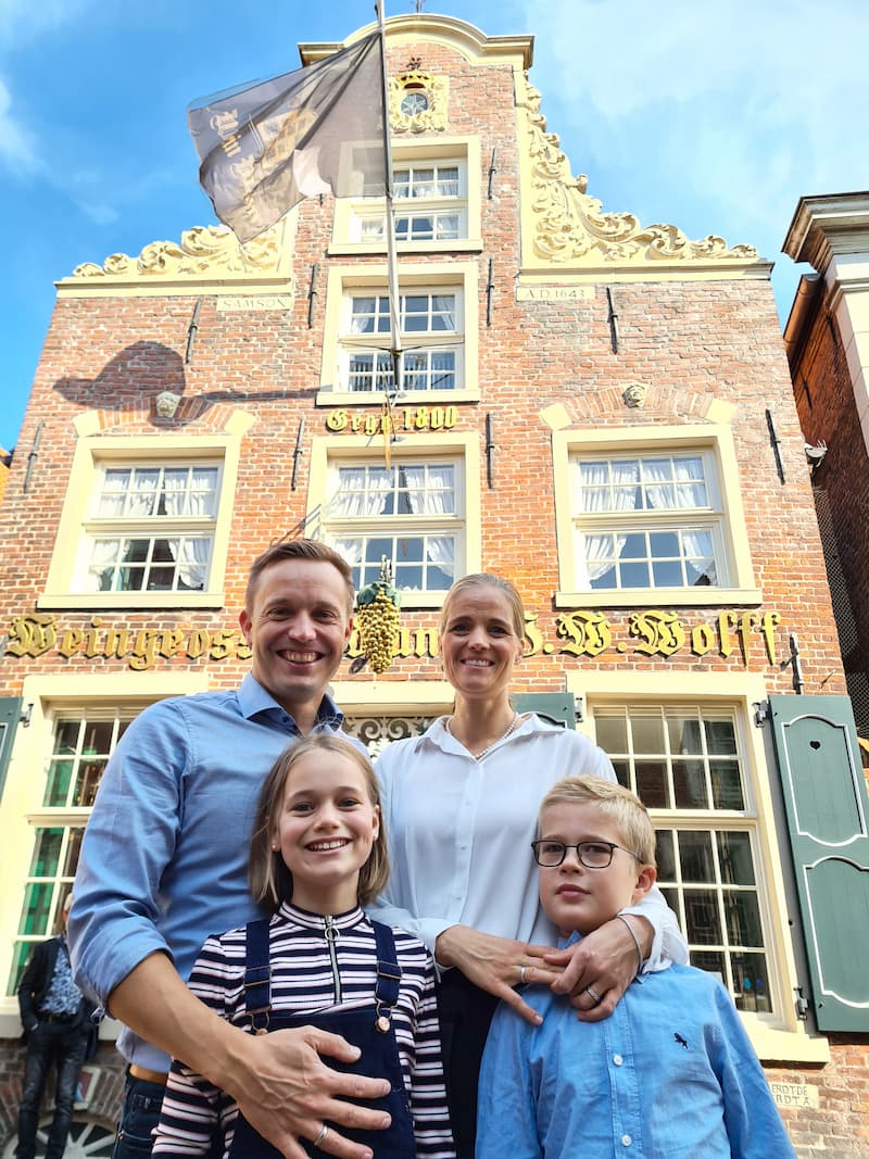 Familie Wolff vor Haus Samson